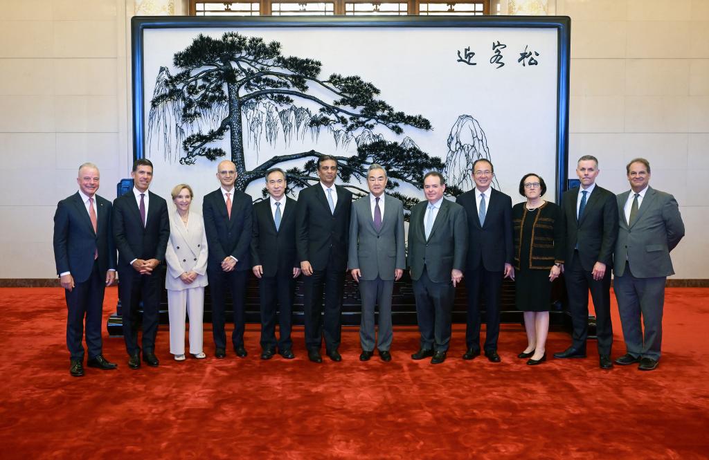 China y EEUU deben respetar los intereses fundamentales del otro y evitar conflictos, afirma canciller chino